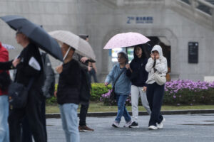 Kaohsiung Suspends Work and Classes in Five Districts as Severe Rainstorms Threaten Mountain Areas