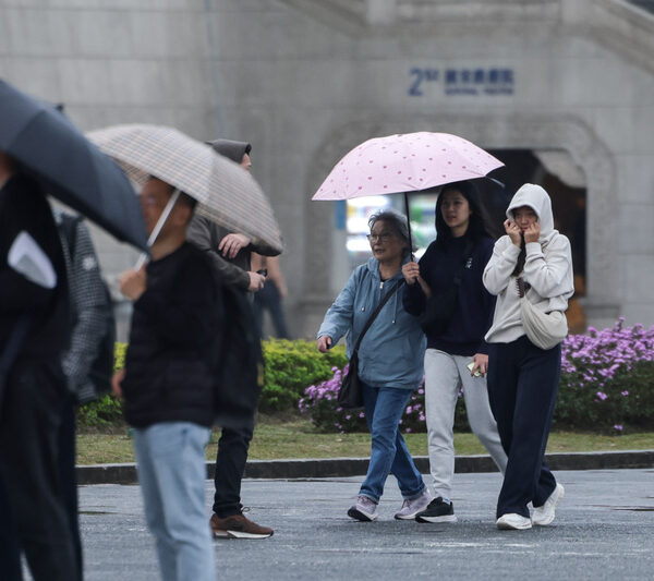 Kaohsiung Suspends Work and Classes in Five Districts as Severe Rainstorms Threaten Mountain Areas