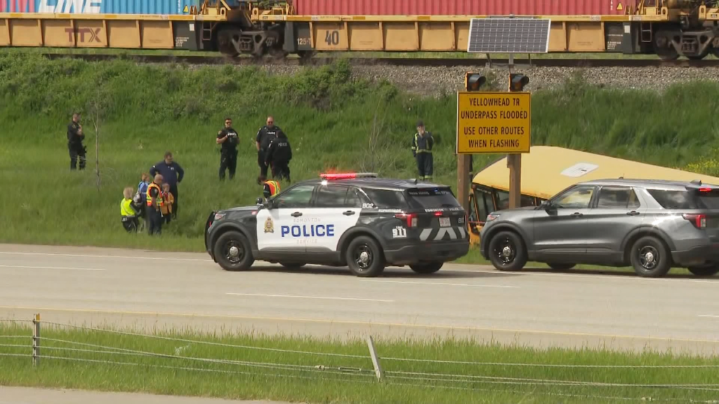 School Bus Crashes Into Ditch in Edmonton: 4 Students Hospitalised After Sudden Road Incident
