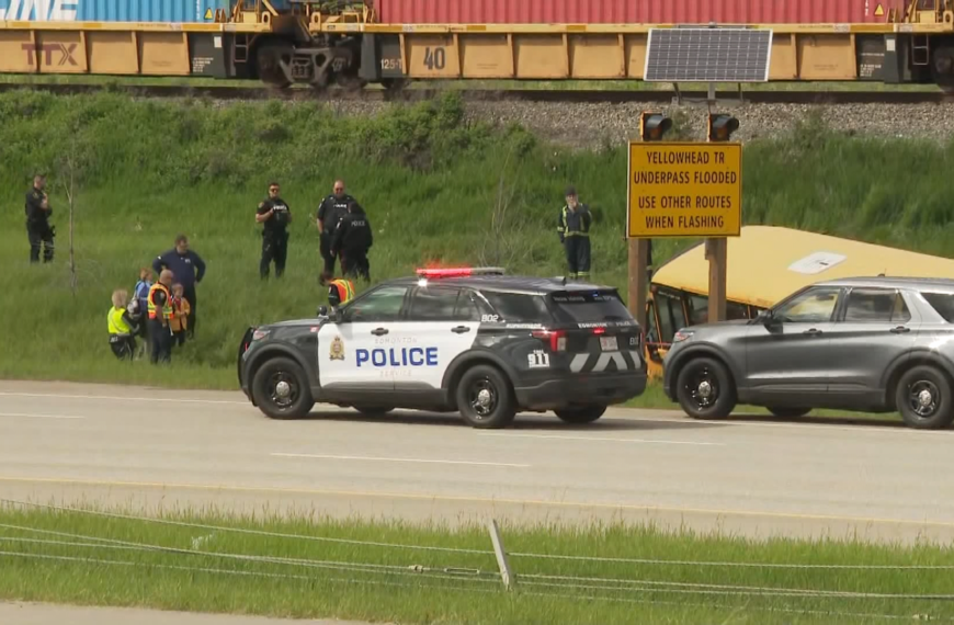 School Bus Crashes Into Ditch in Edmonton: 4 Students Hospitalised After Sudden Road Incident